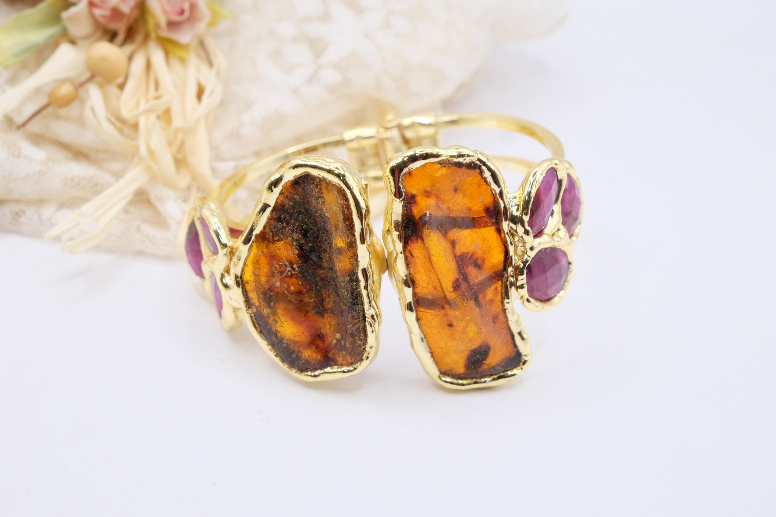 BRACCIALE ARTIGIANALE A MOLLA AMBRA BALTICA GREZZA E PIETRE NATURALI OTTONE GALVANICA ORO (7)